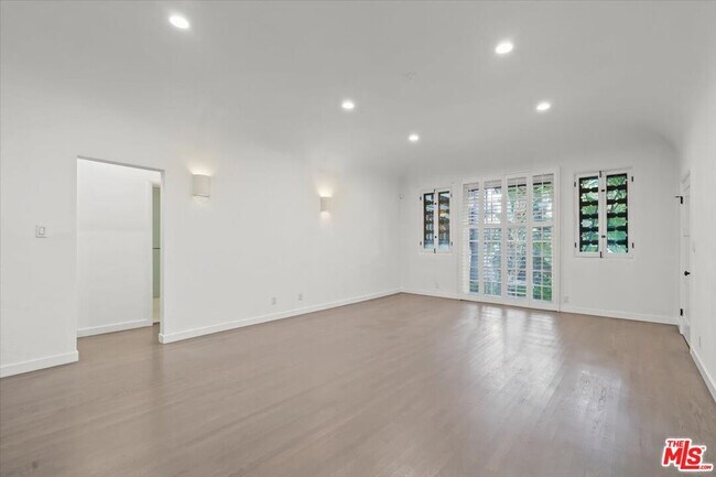 Building Photo - 1218 N La Cienega Blvd