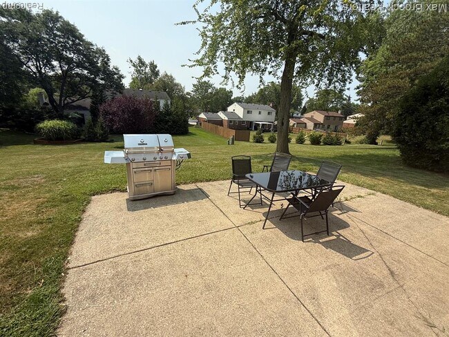 Building Photo - 4803 Thorntree Dr