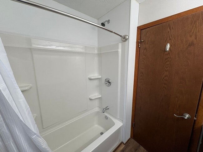 Building Photo - 320 Fanelle Ave