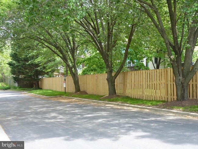 Building Photo - 703 Twin Holly Ln