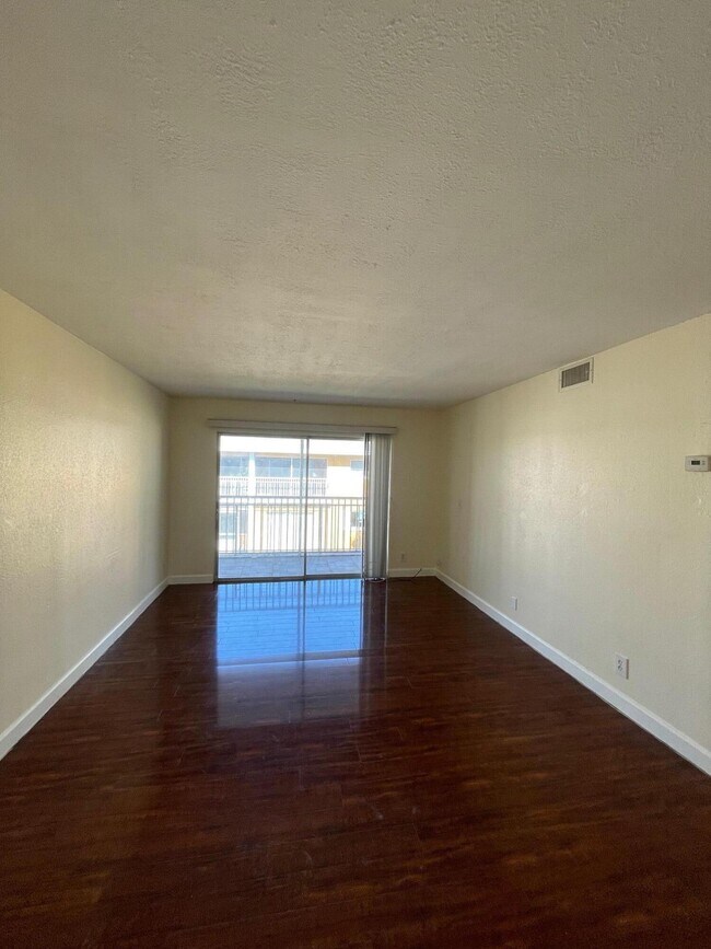 Building Photo - 1501 Crescent Cir