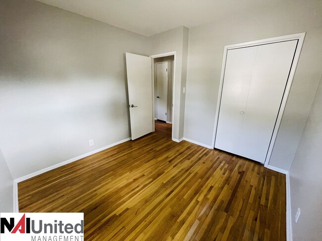 Building Photo - 3 Bedroom, 1 bathroom, 1 stall attached ga...