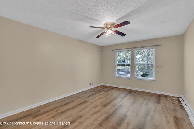 Building Photo - 134 Whispering Oaks Way