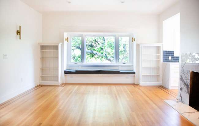 Living Room Large Garden Window - 402 Lee Street