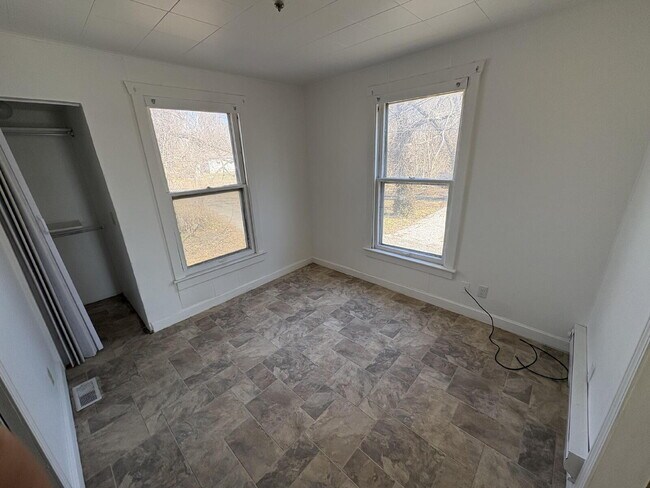 Building Photo - Move in ready home for lease.