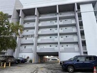 Building Photo - 626 NE 168th St