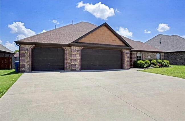 Building Photo - 2605 SW Joshua Ave