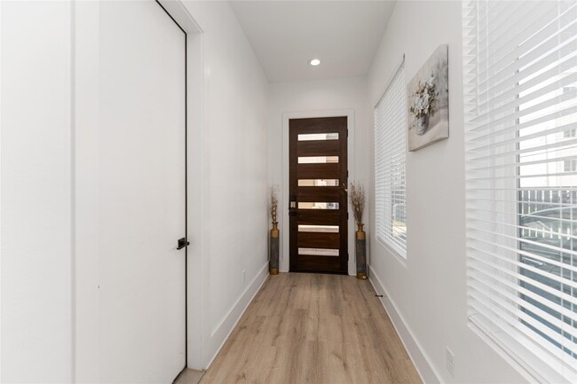 Building Photo - 3410 Baer St