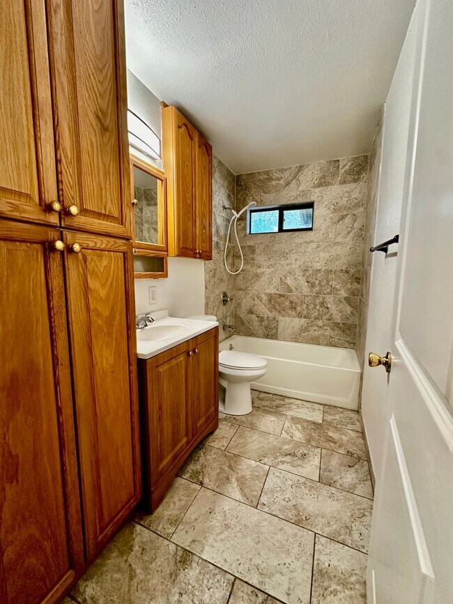 Building Photo - Cozy 4/2