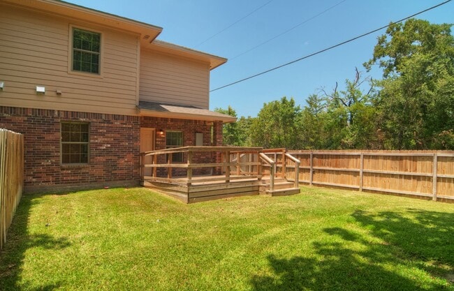 Building Photo - Immediate Move in! HUGE 3/3 duplex just Mi...