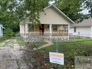 Building Photo - Independence Home on Fenced Lot!