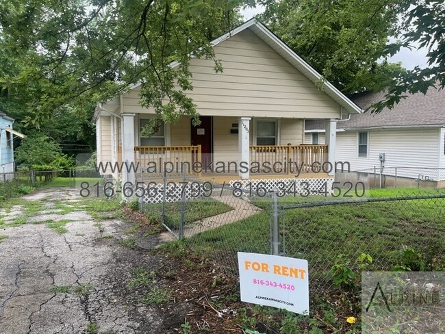 Primary Photo - Independence Home on Fenced Lot!