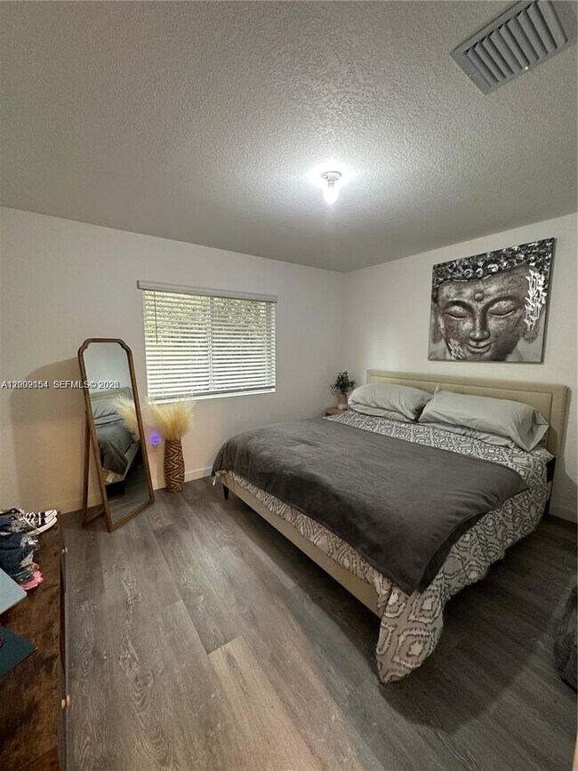 Building Photo - 1030 SE 23rd Terrace