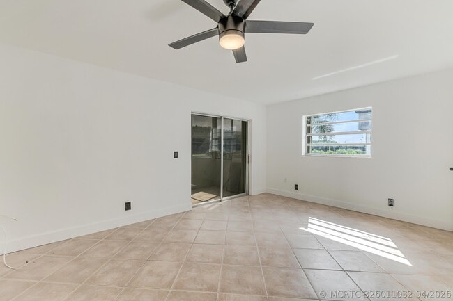 Building Photo - 560 Capri Ln