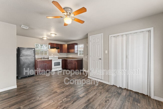 Building Photo - 315 Pool Dr