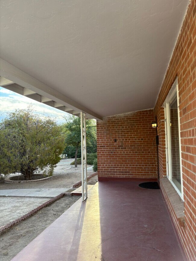 Building Photo - 2 bedroom, 1 bathroom house near Universit...