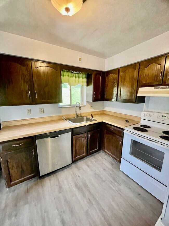 Building Photo - Bethel Park - 3 Bedroom Home - South Park Road - Pet Friendly!