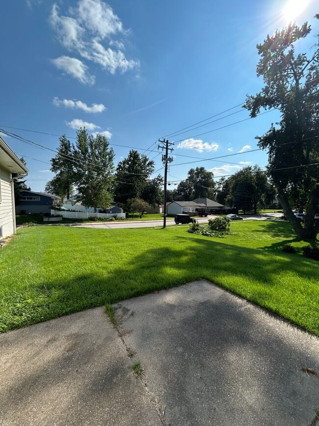 Building Photo - 704 N 74th Ave