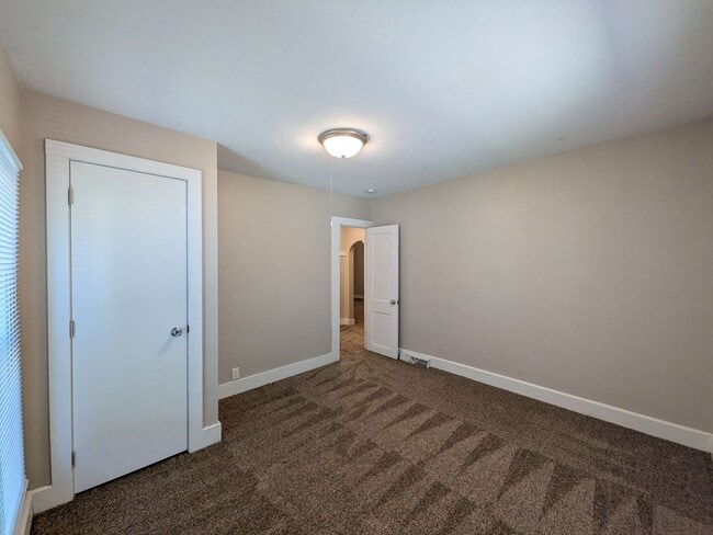 Building Photo - 3 Bedroom Home with detached garage and partially fenced yard, pet friendly!