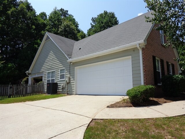 Building Photo - 3350 Stratton Ln