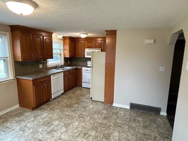 Kitchen - 879 Camelia St NW