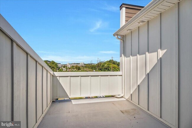 Building Photo - 904 Riverplace Dr