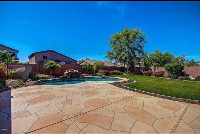 Building Photo - Stunning 4BR House in Phoenix with sparkling pool, resort style backyard and solar panles