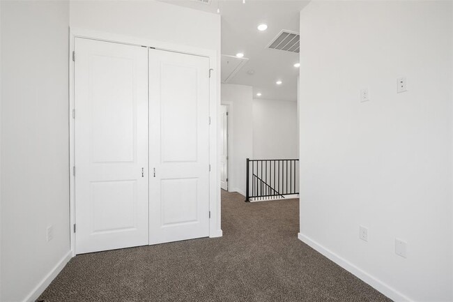 Building Photo - 255 Lourdes Ct