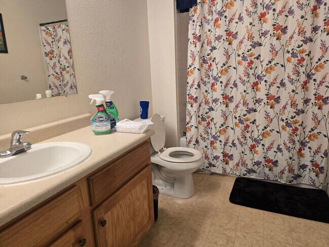 Building Photo - Three-bedroom condo in Denver boasts a lar...