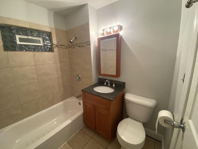 Building Photo - 2 bedroom in Chicago IL 60618