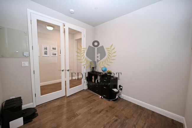 Building Photo - 1439 E Via Albero Dr