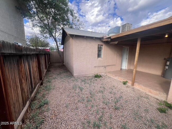 Building Photo - 526 S Mesa Dr