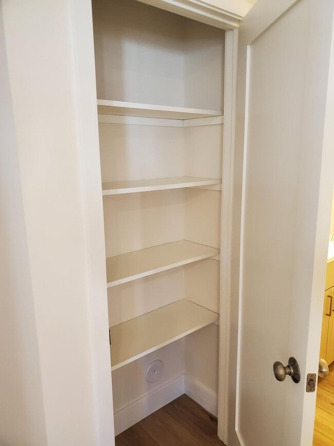 Building Photo - 16 E 7th St