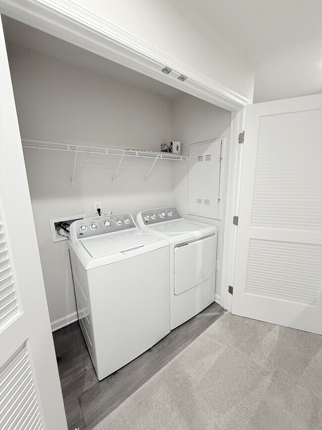 Building Photo - 400 el Camino Dr