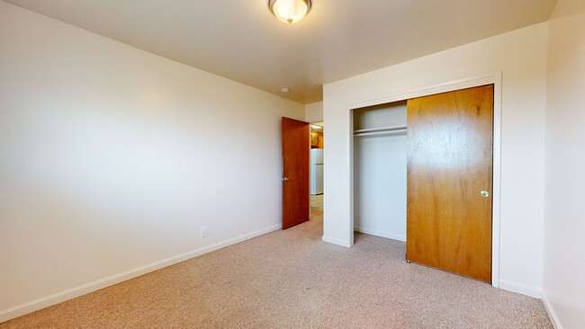 Building Photo - Maxwell Park 2 Bedroom Unit!