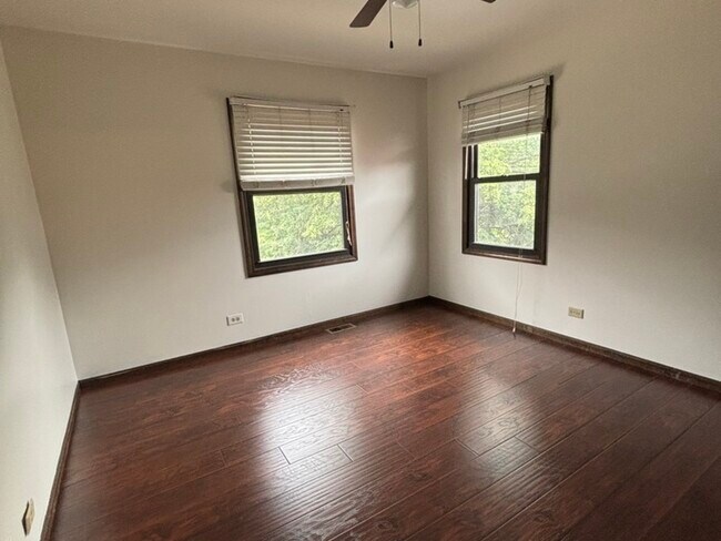 Building Photo - 4080 N Parkside Dr