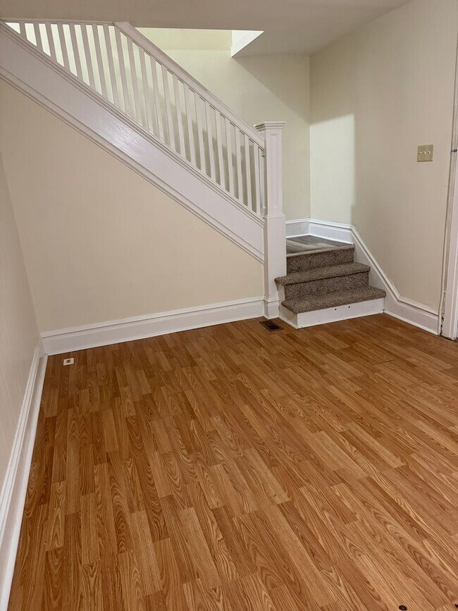 Building Photo - 3 bedroom (space bedrooms), 1 bath, 2 story single family