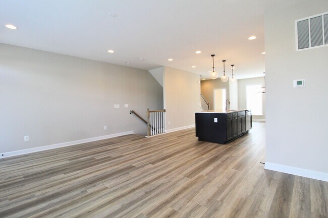 Building Photo - 3 bedroom town home with a finished basement and garage located in popular Preston Lakes