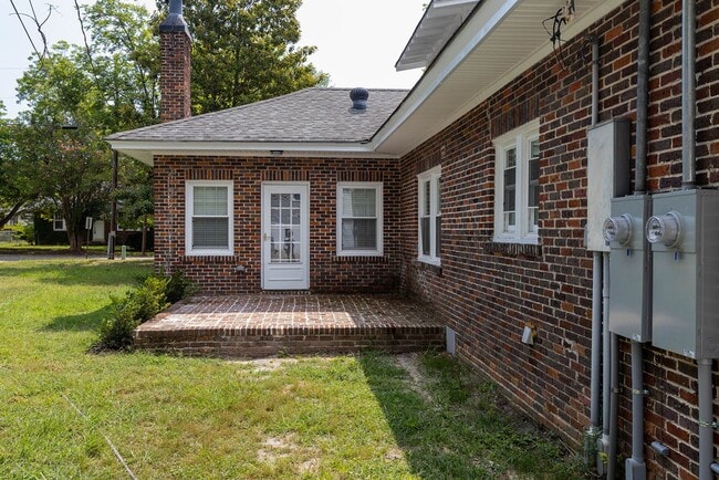 Building Photo - 20 Marion Ave