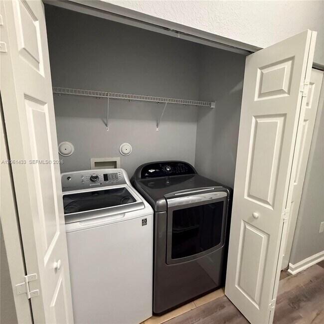 Building Photo - 8811 S Isles Cir