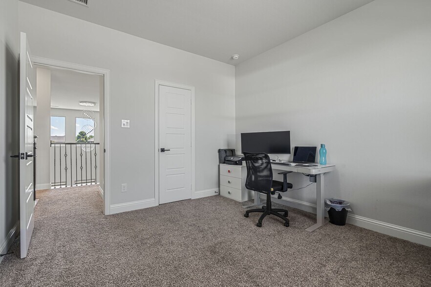 Building Photo - 913 Gingham St