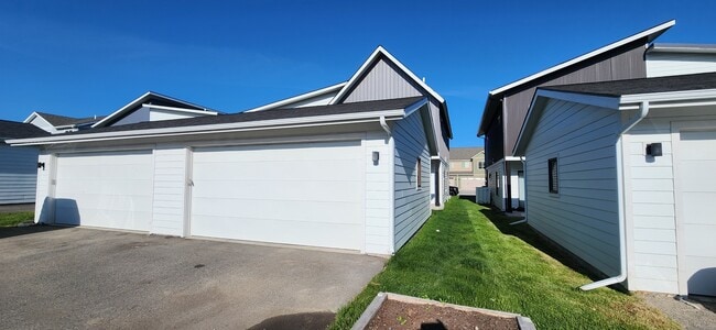 Building Photo - 1002 Rosa Way