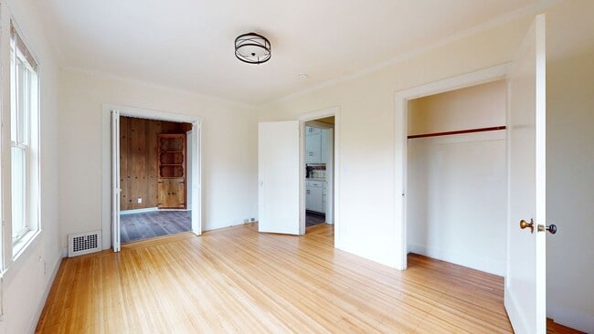 Building Photo - Charming 2 Bedroom Berkeley Unit Available!