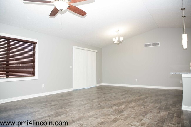 Building Photo - 9800 S 72 St – 5 beds/3 baths/ 3-stall