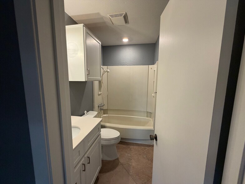 Building Photo - Room in Condo on Wedglea Dr