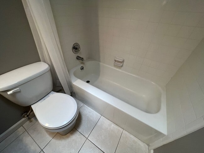Building Photo - Audubon Park 2/2 Corner Unit Villa with La...