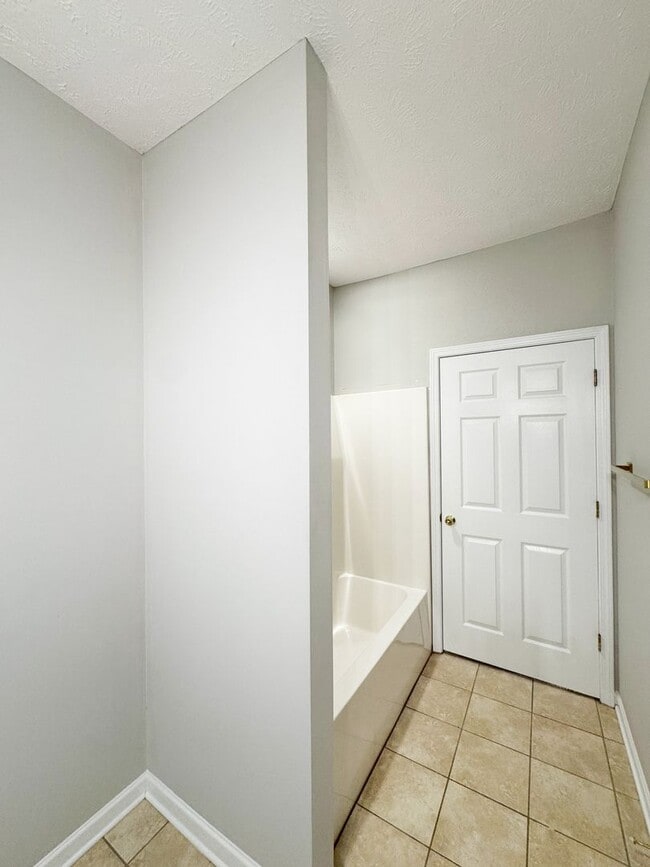 Building Photo - Gorgeous 2 Bed, 2 Bath End Unit Townhome