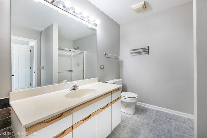 Building Photo - 2342 Hamilton Pl