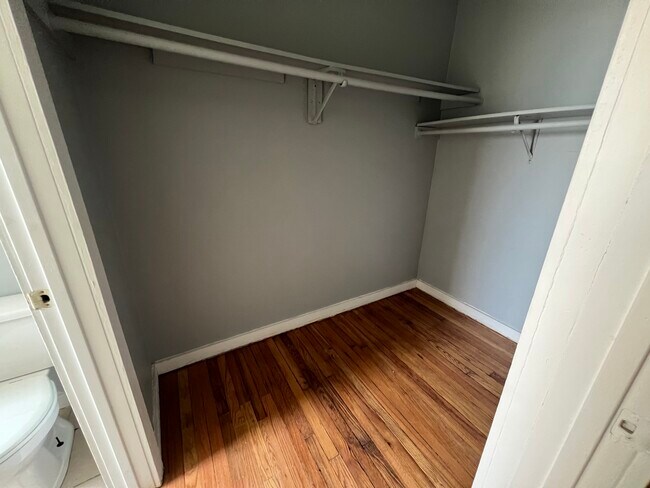 Building Photo - 352 W 74th St