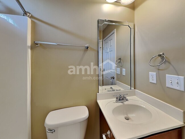 Building Photo - 1075 Savannah Ave